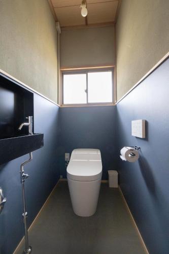 a small bathroom with a toilet and a window at Coliving & Cafe SANDO - Vacation STAY 26481v in Imabari