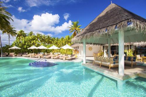 Bazén v ubytování The Centara Collection, Machchafushi Island Resort & Spa Maldives - 30 percent discount on transfers for min 4 nights stay and more, valid for reservations between 11th Feb till 22 Dec 2025 nebo v jeho okolí