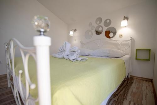 een slaapkamer met een wit bed met witte lakens en kussens bij Apartment Josipa in Grebaštica