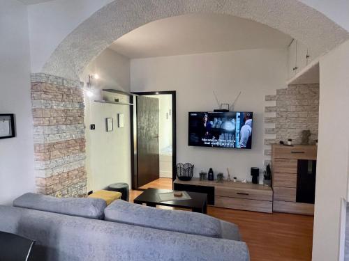 Televízia a/alebo spoločenská miestnosť v ubytovaní Apartman Three Queens