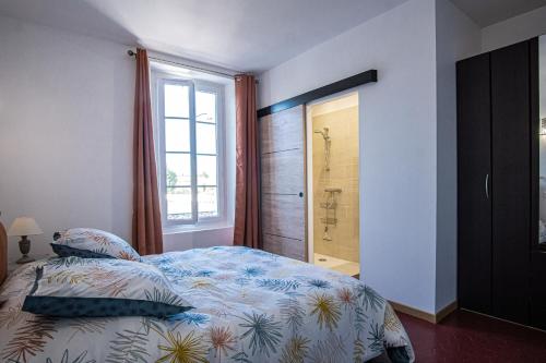 une chambre avec un lit et une douche en verre dans l'établissement Maison avec jardin proche du centre-ville Isle-sur-la-Sorgue, à LʼIsle-sur-la-Sorgue