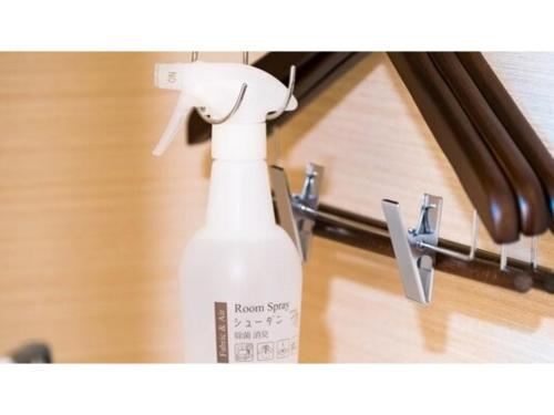 eine Flasche Handdesinfektionsmittel auf einem Regal in der Unterkunft Meet Inn Narita - Vacation STAY 43769v in Narita