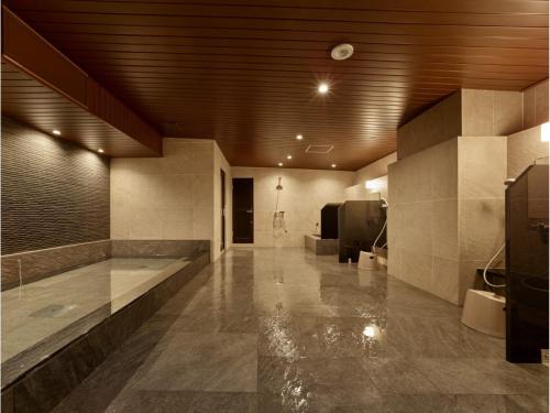 Großes Zimmer mit einem Bad mit einem Waschbecken. in der Unterkunft Hotel RESH Tottori Ekimae - Vacation STAY 47361v in Tottori