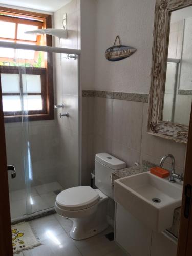 ein Bad mit einem WC, einer Dusche und einem Waschbecken in der Unterkunft PRAIA DO FORTE ! Vilage de 80 m2 a 600 metros da vila in Mata de Sao Joao