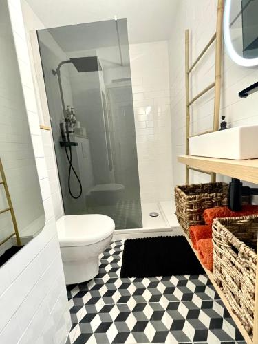 a bathroom with a toilet and a shower at L'Escapade Bohème in La Grande-Motte