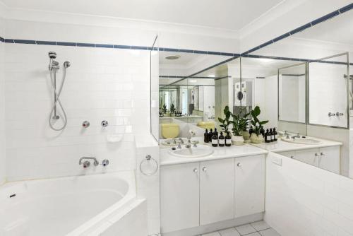 Ένα μπάνιο στο The Flirty Flamingo - Two bedroom seaside Condo