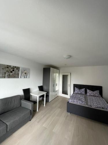 ein Wohnzimmer mit einem Sofa, einem Bett und einem Tisch in der Unterkunft Ferienwohnung Messmer in Konstanz