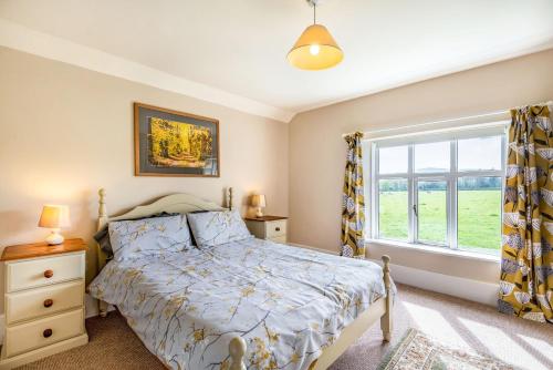 - une chambre avec un lit et une fenêtre dans l'établissement 2 Siluria Cottage, à New Radnor