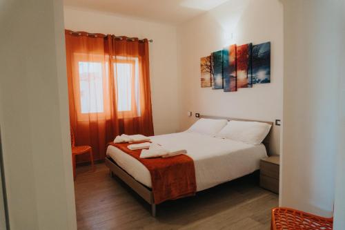 een slaapkamer met een bed met handdoeken erop bij Harmony Guest House in Leporano Marina