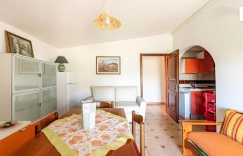 Il comprend un salon avec une table et une cuisine. dans l'établissement Casa di Maria a Bosco, à San Giovanni a Piro