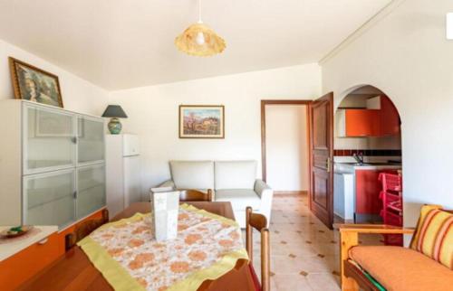 a living room with a table and a kitchen at Casa di Maria a Bosco in San Giovanni a Piro