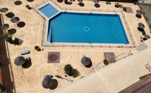 een bovenaanzicht van een zwembad met stoelen bij Acuarium 3 studio - Zand Properties in Benidorm