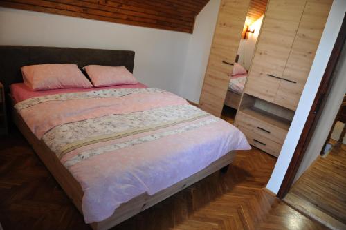Postel nebo postele na pokoji v ubytování Vikend-kuca Vevericji Kraj