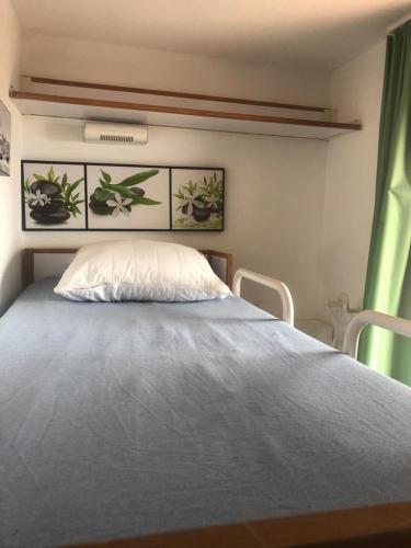 - un lit avec un oreiller blanc dans une chambre dans l'établissement Appartement à Cap Estérel Village Pierre et Vacances Quartier Belvédère Piscines et parking inclus, à Agay