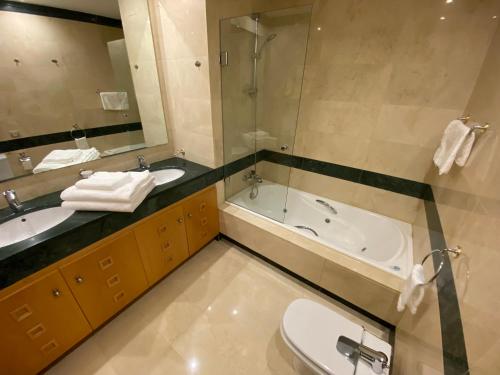 łazienka z umywalką, wanną i toaletą w obiekcie Beautiful luxurious 2 bedroom apartment with a breathtaking view at La Cala Golf w mieście La Cala de Mijas
