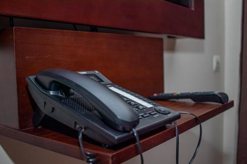 a telephone sitting on top of a desk at Résidence Hôtelière Lauria in Lomé