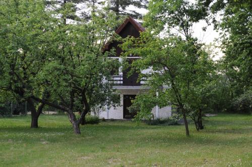 Vikend-kuca Vevericji Kraj في فرانيك: منزل امامه اشجار