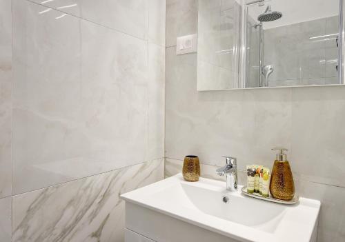 A bathroom at Emi Luxury Apartments