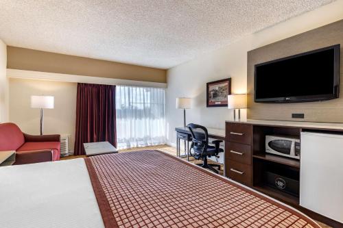 a hotel room with a bed and a flat screen tv at Best Western Plus Thousand Oaks Inn in Thousand Oaks