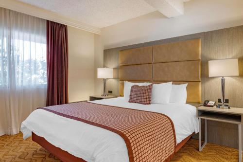 Llit o llits en una habitació de Best Western Plus Thousand Oaks Inn