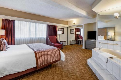 a hotel room with a bed and a bath tub at Best Western Plus Thousand Oaks Inn in Thousand Oaks