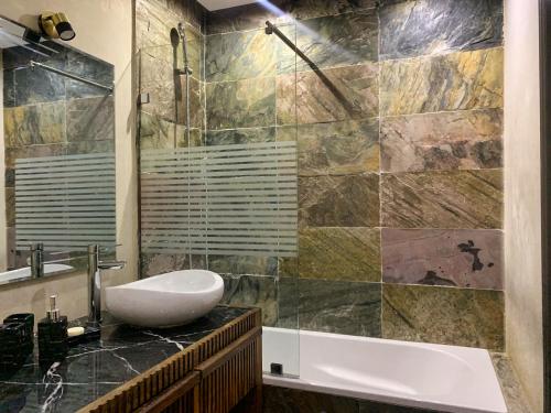 Moderne, lumineux & spacieux avec balcon -Central -Wifi-Smart TV-Clim