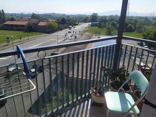 balkon z widokiem na ulicę w obiekcie In Casa ZoE w mieście Venaria Reale