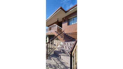 un conjunto de escaleras que conducen a un edificio en Casa Meri, en El Espino