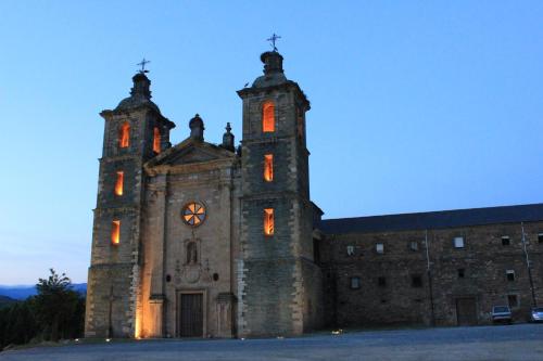 an old stone building with a clock tower at Casa Meri in El Espino