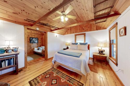 um quarto com uma cama e um tecto de madeira em Little Birch em Gray