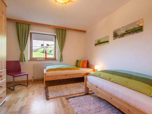 una camera da letto con due letti e una finestra di Haus Kienast a Pfons