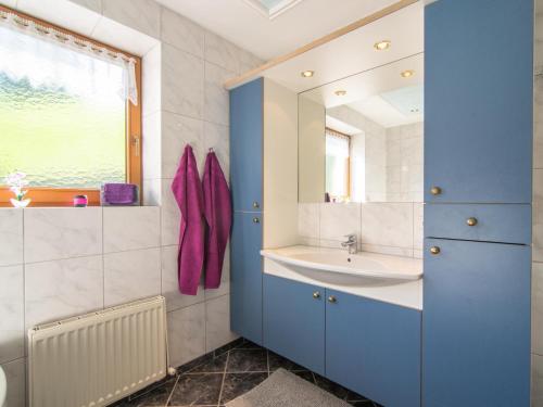 un bagno con lavandino e specchio di Haus Kienast a Pfons