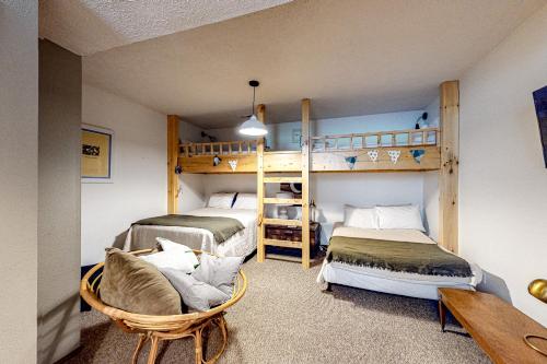 a bedroom with two beds and a bunk bed at Moon Lodge in Reeds Spring