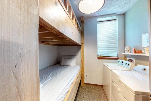 a small bathroom with a bunk bed and a sink at Moon Lodge in Reeds Spring