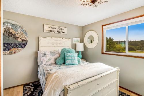 una camera da letto con un letto e una finestra di Salty Kisses a Ocean Shores