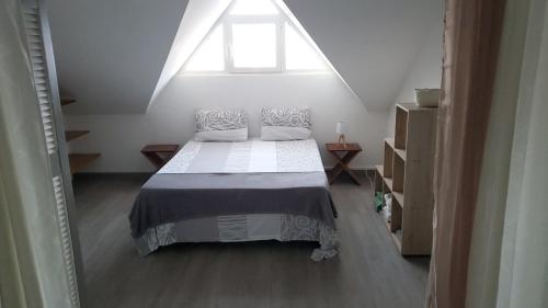 um quarto com uma cama e uma janela grande em CHILL SPOT avec vue sur lagon - with a lagoon view SXM em Marigot