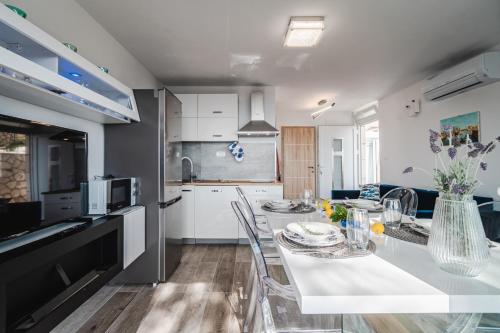 Kuhinja ili čajna kuhinja u objektu Aurora - ZF Hvar