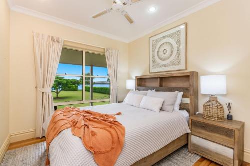 מיטה או מיטות בחדר ב-Island Getaway - Waterfront near Yamba