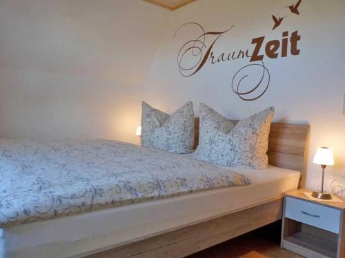 ein Schlafzimmer mit einem Bett mit einem Schild an der Wand in der Unterkunft Ferienwohnung 2 "Nettchen" Objekt ID 1205 in Waren (Müritz)