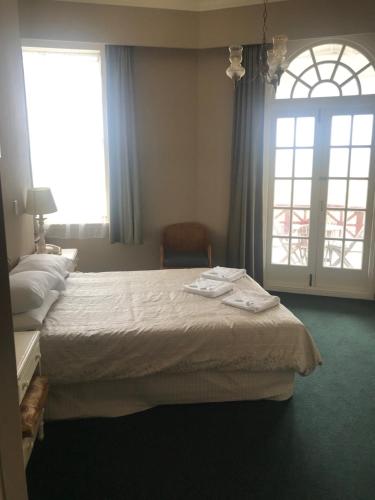 Ένα ή περισσότερα κρεβάτια σε δωμάτιο στο Grand Hotel - Whangarei