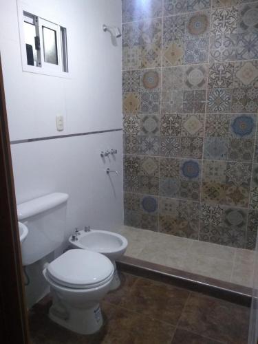 a bathroom with a toilet and a shower at LOFT "sencillito" a pasos de la RUTA 34 in Rafaela