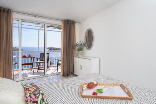 een hotelkamer met een dienblad met eten op een bed bij Bucket List - Hvar in Hvar
