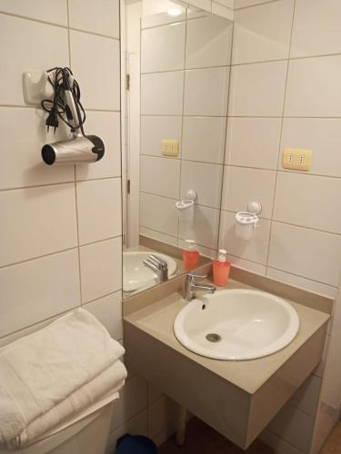 a bathroom with a sink and a mirror at Departamento Amoblado Vacaciones Cavancha in Iquique