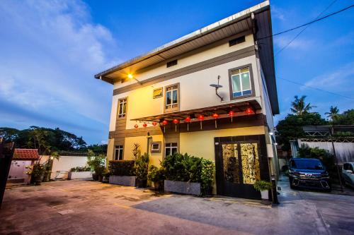 um edifício amarelo com luzes vermelhas em Value Inn Homestay em Butterworth