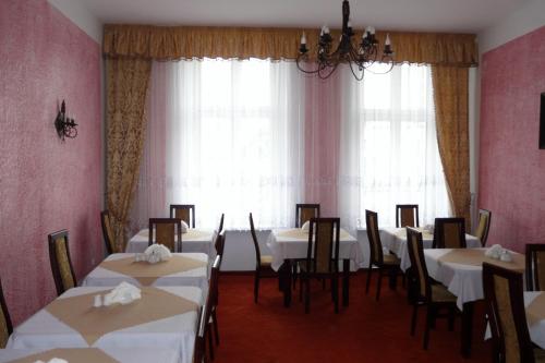 ห้องอาหารหรือที่รับประทานอาหารของ Hotelik Parkowy