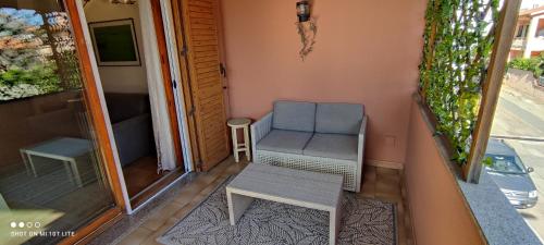 a small room with a chair and a table at Appartamento Cisto in Olbia