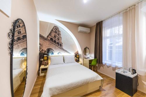 pokój hotelowy z łóżkiem i oknem w obiekcie PJACA CITY ROOMS w Splicie