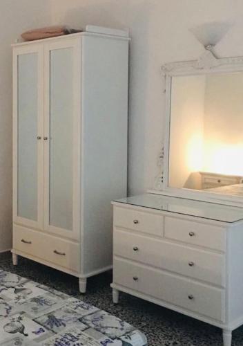 a white dresser with a mirror on top of it at Kelu e Terra - Locazione Turistica - IUN Q0467 in Onifai