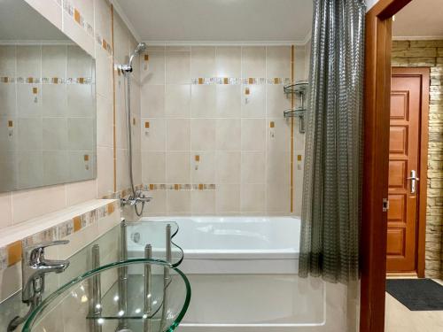 Et badeværelse på Букетова 65 2-комн квартира с гостиничным сервисом с белым постельным