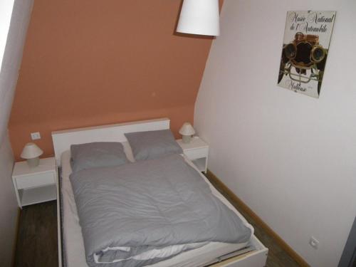 - un petit lit dans une chambre avec 2 tables de nuit dans l'établissement Narcisse, à Colmar